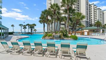 3 utendørsbassenger og et oppvarmet basseng