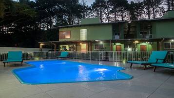 Piscina externa, funciona das 9h às 21h, espreguiçadeiras