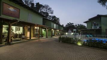 Fachada da propriedade à noite