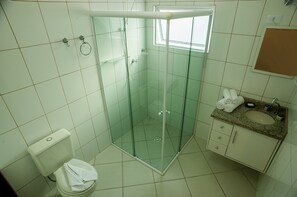Standard Duplex | Bathroom | Shower, hair dryer, towels - Encantada Floripa (Florianópolis)