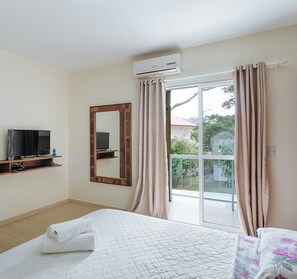 Studio | Iron/ironing board, free cribs/infant beds, free WiFi, bed sheets