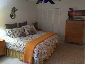 2 Schlafzimmer, Schreibtisch, Bügeleisen/Bügelbrett, Reisekinderbett