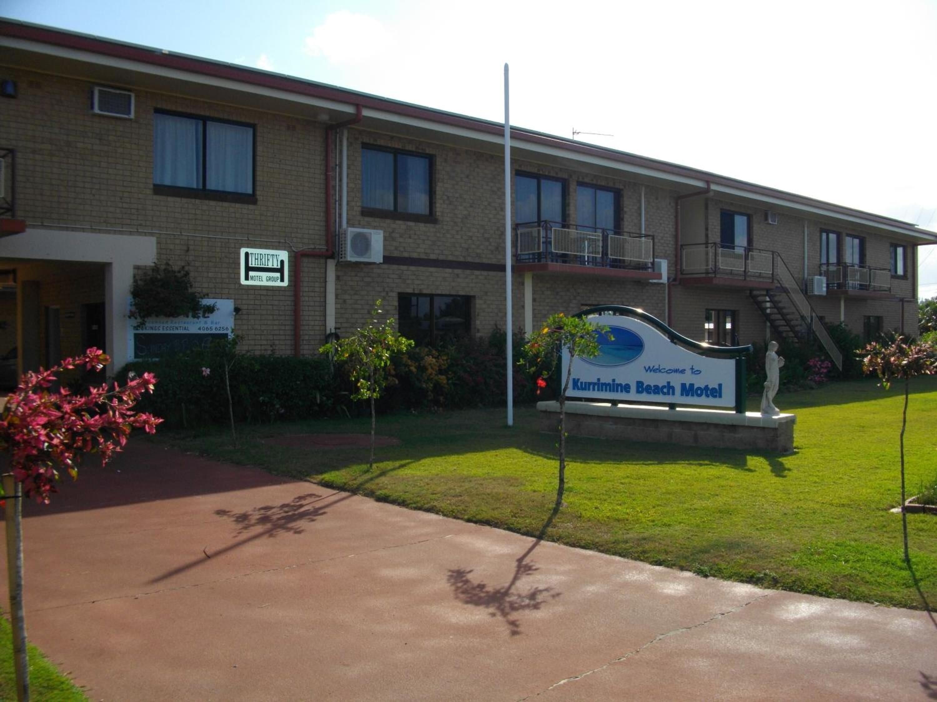 Et motel med et skilt, der viser "Kurrimine Beach Motel".