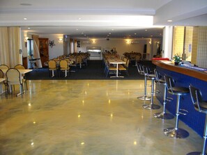 Breakfast and dinner served - Kurrmine Beach Motel (Kurrimine Beach)