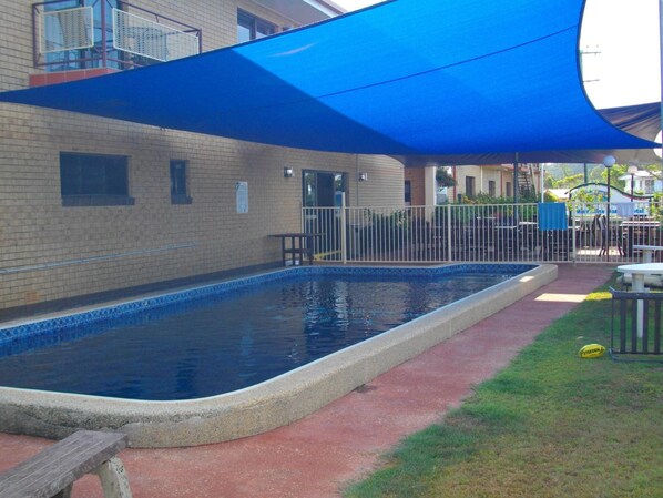 Piscina externa, espreguiçadeiras