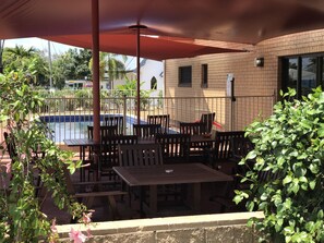 Outdoor pool, pool loungers - Kurrmine Beach Motel (Kurrimine Beach)