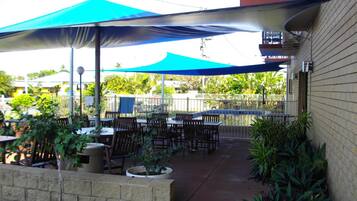 Petit déjeuner et dîner servis sur place