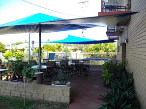 Breakfast and dinner served - Kurrmine Beach Motel (Kurrimine Beach)