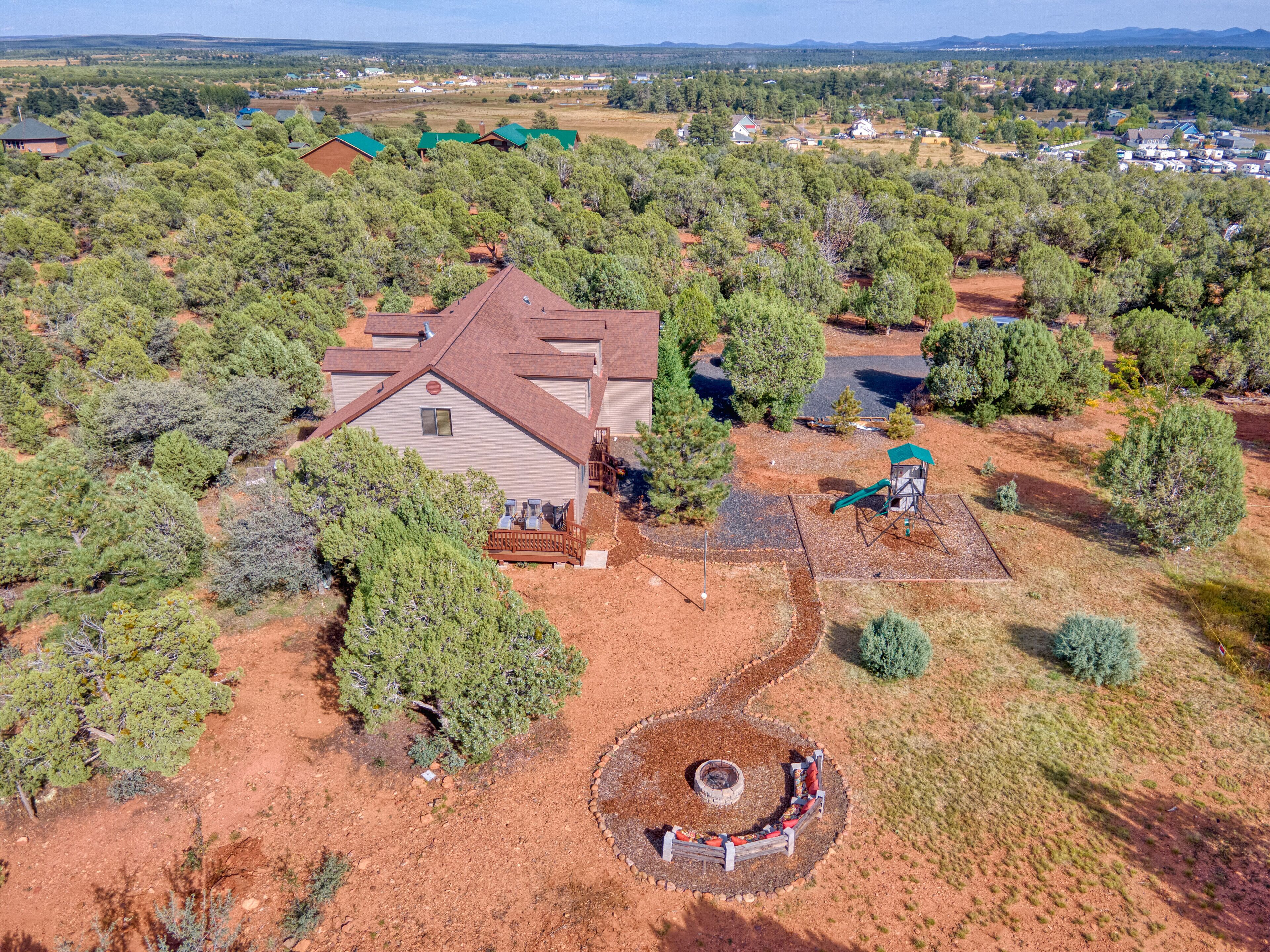 Hilltop Retreat on an acre  - perfect for family  and friends