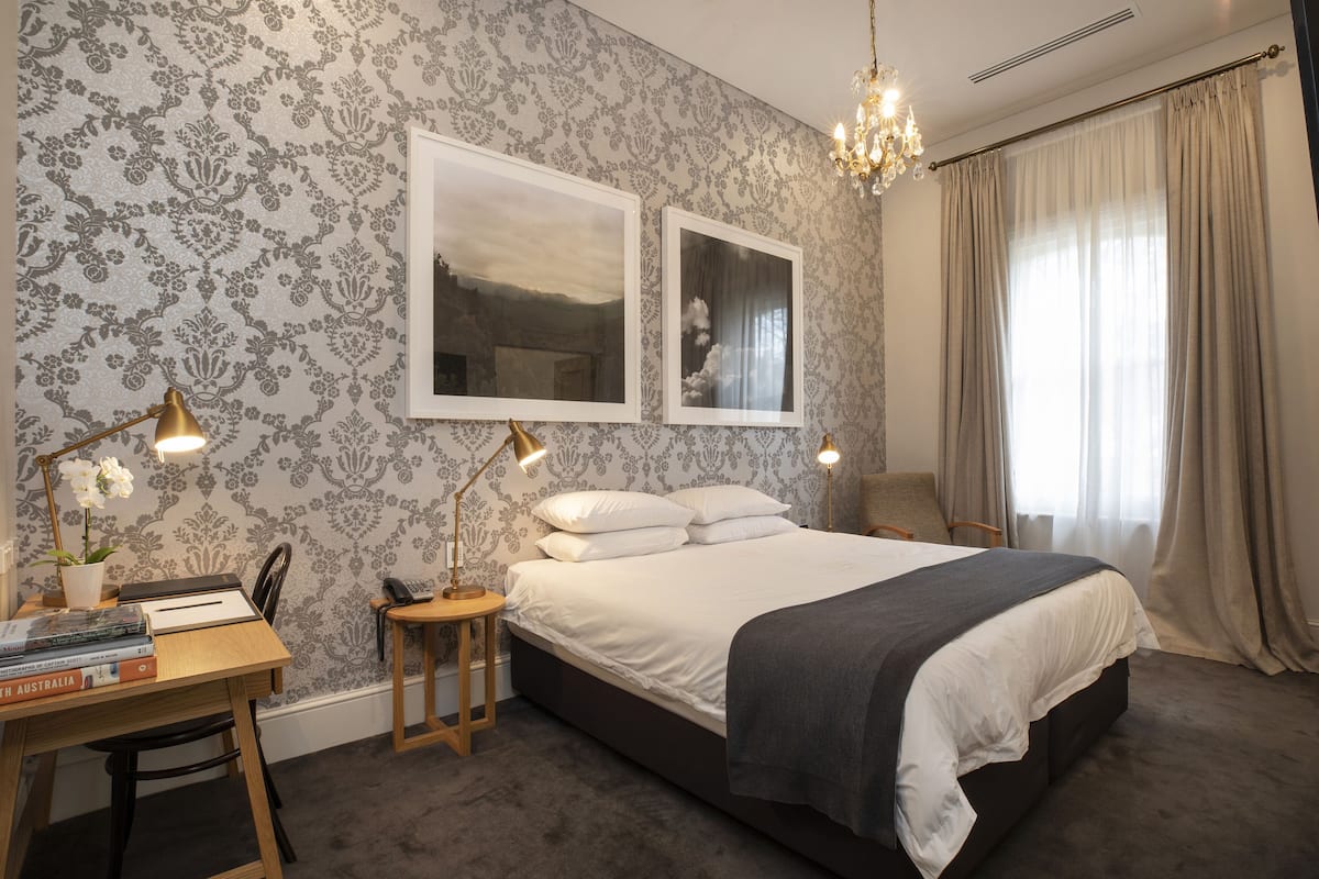 Habitación estándar con 1 cama matrimonial o 2 individuales, baño privado (Summit Room) | Ropa de cama de alta calidad y artículos del minibar gratis