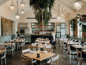 Phục vụ bữa sáng, bữa trưa và bữa tối 