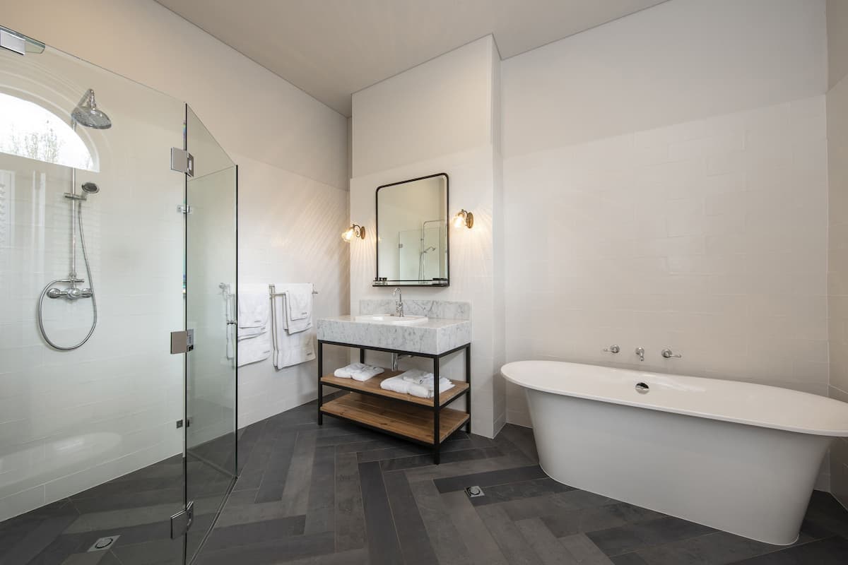 heritage room | bathroom | free toiletries, hair dryer, bathrobes, towels