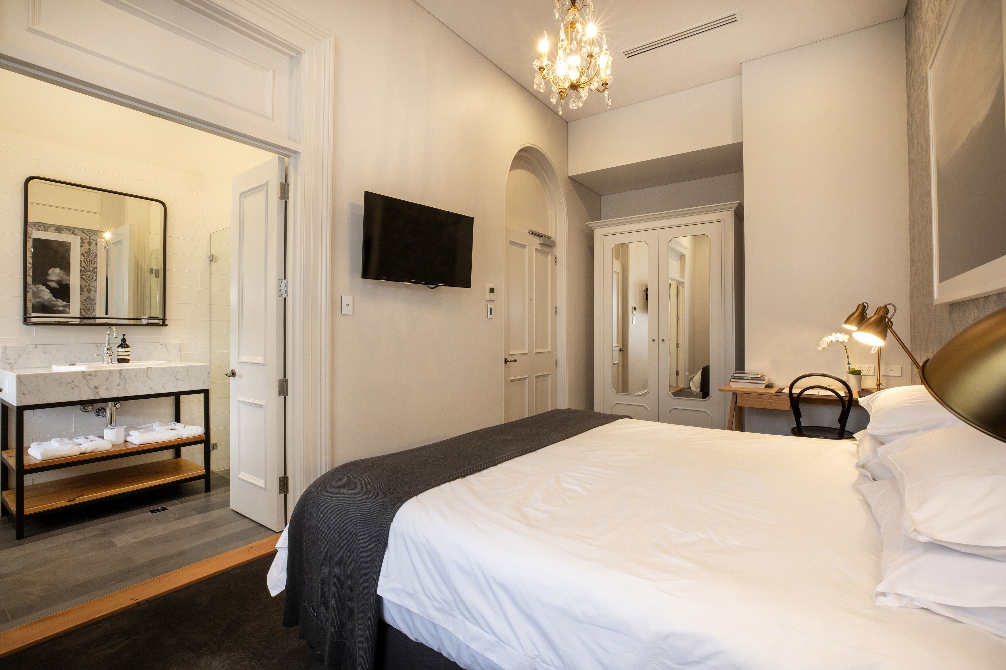 summit room | bathroom | free toiletries, hair dryer, bathrobes, towels