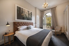 客房, 1 张特大床, 阳台 (Heritage Room) | 高档床上用品、迷你吧（备有免费物品）、客房内保险箱、办公桌