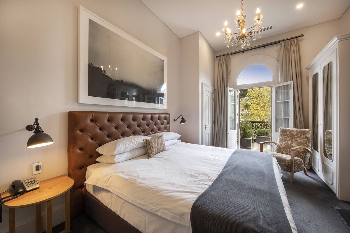 Premium kamer, 1 kingsize bed, open haard (Mt Lofty Room) | Luxe beddengoed, een gratis minibar, een kluis op de kamer, een bureau