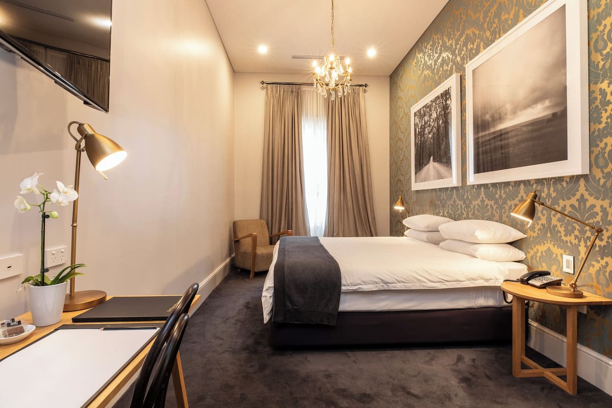 Habitación estándar con 1 cama matrimonial o 2 individuales, baño privado (Measday Room) | Ropa de cama de alta calidad y artículos del minibar gratis