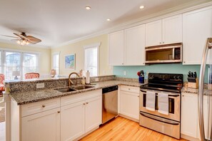 冰箱、微波炉、烤箱、炉灶