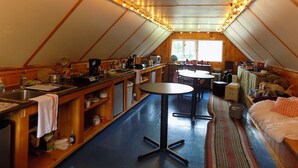 Kaffetrakter/tekoker, kjøleskap, mikrobølgeovn og ovn