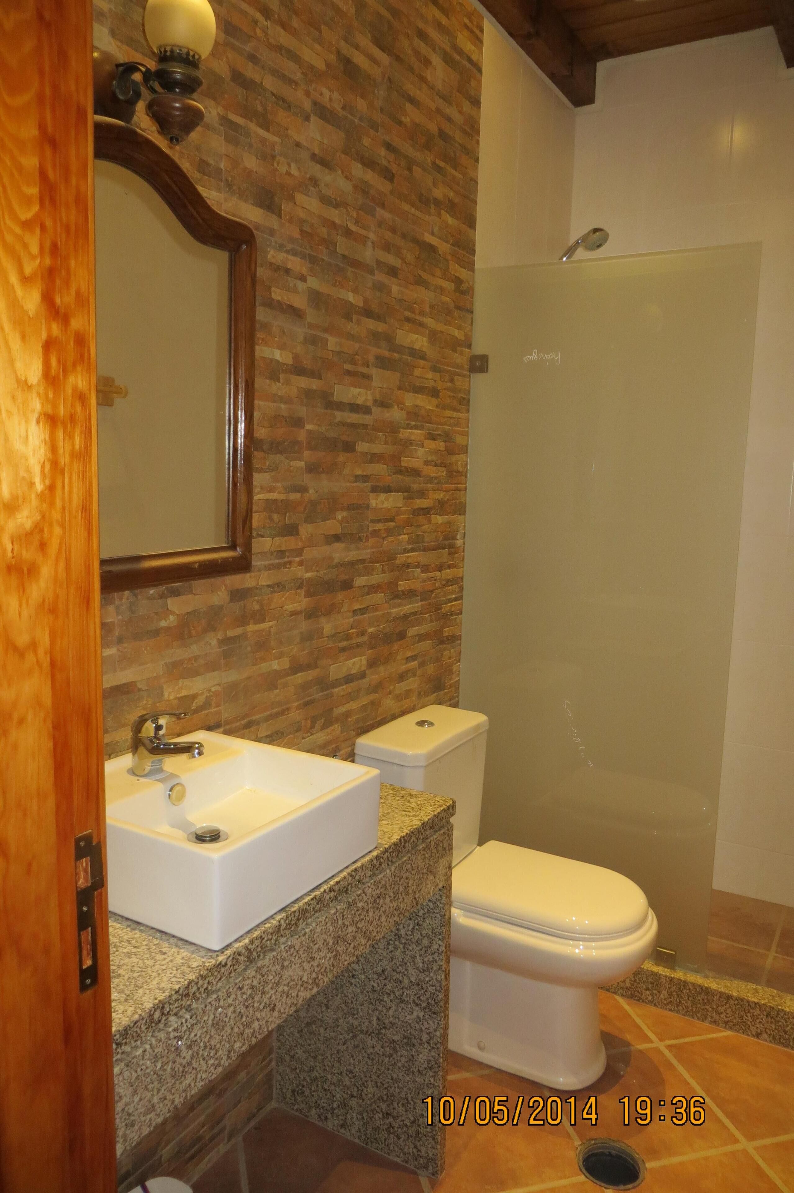 Bañera con ducha, secador de pelo, bidet, toallas