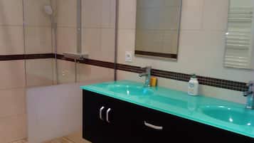 Douche, sèche-cheveux, serviettes fournies, savon