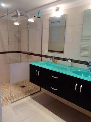 Chuveiro, secador de cabelo, toalhas de banho, sabonete