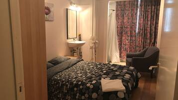 2 slaapkamers, een strijkplank/strijkijzer, wifi, beddengoed