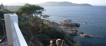 Beachfront villa with creek access, exceptional location