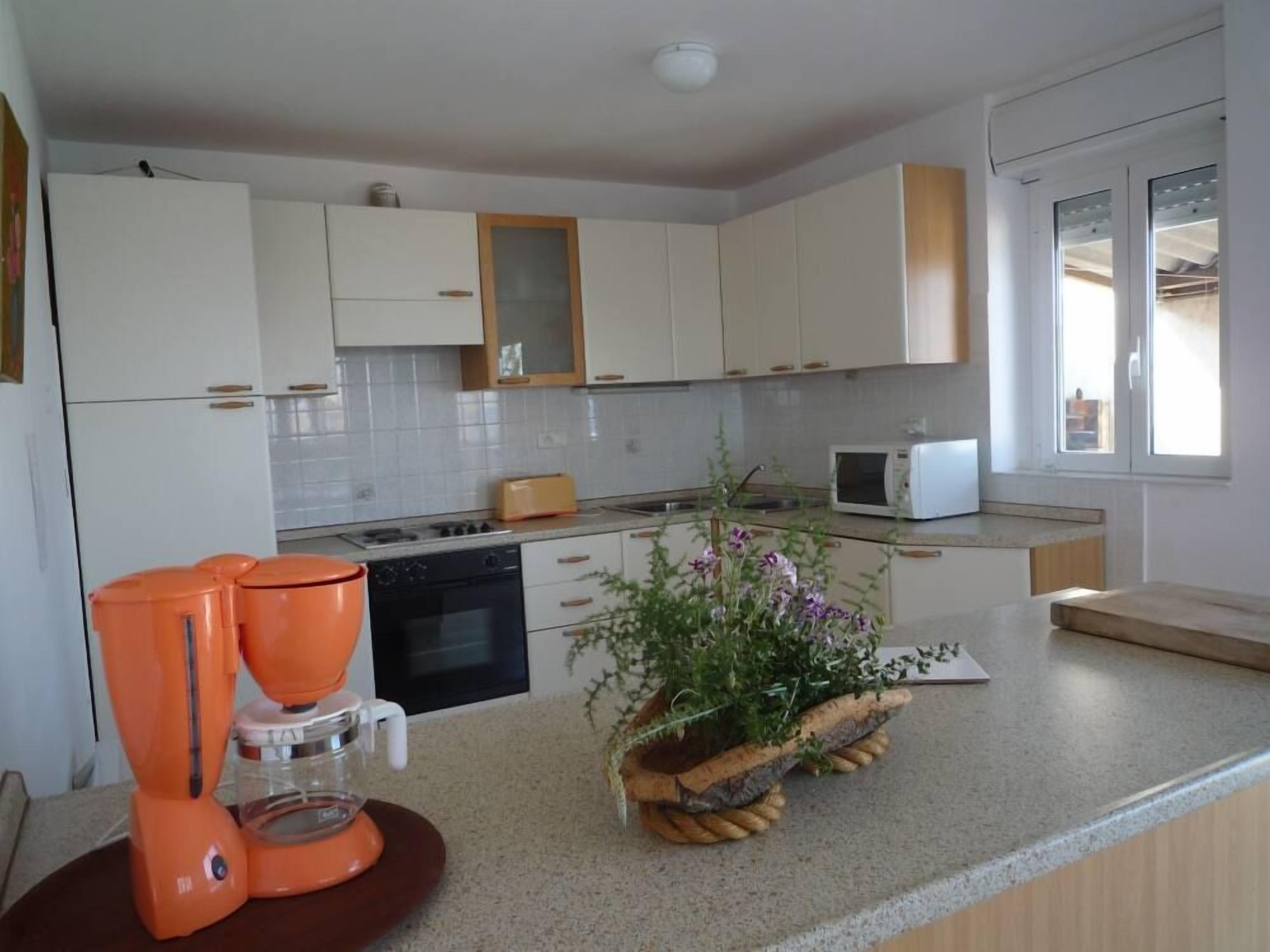 冰箱、微波炉、烤箱、炉灶