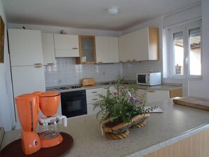 ثلاجة، ميكروويف، فرن، موقد طهي مسطح