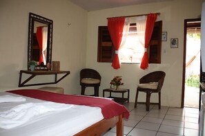 Quarto casal | Frigobar, ferros/tábuas de passar roupa, Wi-Fi de cortesia