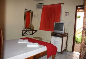 Quarto casal | Frigobar, ferros/tábuas de passar roupa, Wi-Fi de cortesia