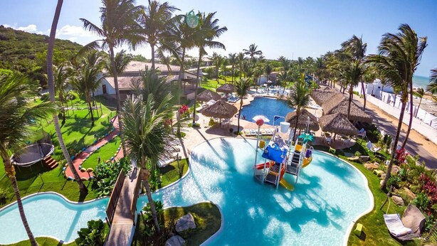 A resort with multiple swimming pools, a water slide, and palm trees. - Acquapipa Resort (Tibau do Sul)