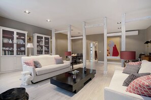 TV - Exclusive Prado 2BD Retreat in Madrid. Huertas (Madrid)