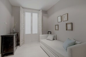 TV - Exclusive Prado 2BD Retreat in Madrid. Huertas (Madrid)