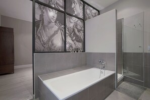 Badekar, hårtørrer, håndklæder