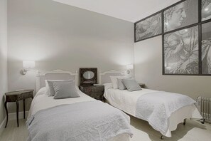 2 bedrooms, WiFi, bed sheets - Exclusive Prado 2BD Retreat in Madrid. Huertas (Madrid)
