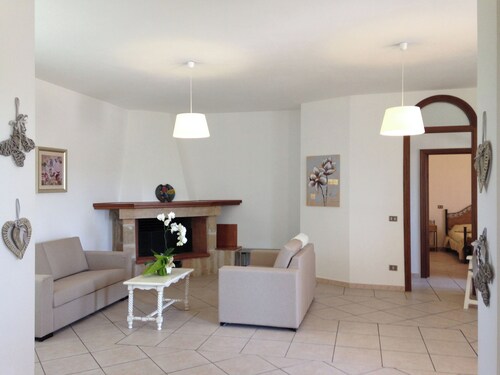 Residenza I Filari: a villa surrounded by greenery.