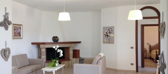 Residenza I Filari: a villa surrounded by greenery.