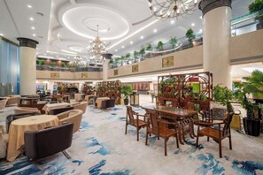 供應早餐、午餐、晚餐；本地及多國菜