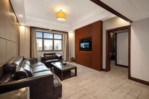 Minibar, escritorio, cortinas blackout y tabla de planchar con plancha
