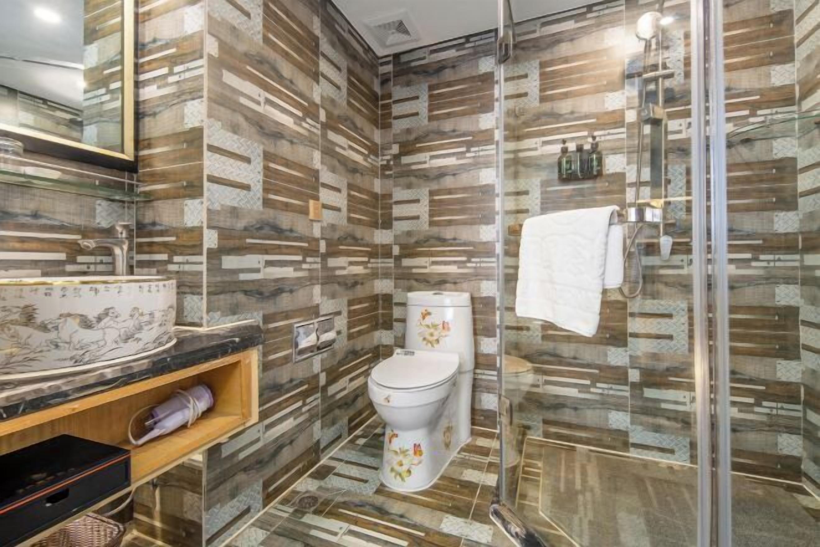 Minibar, bureau, rideaux occultants, fer et planche à repasser