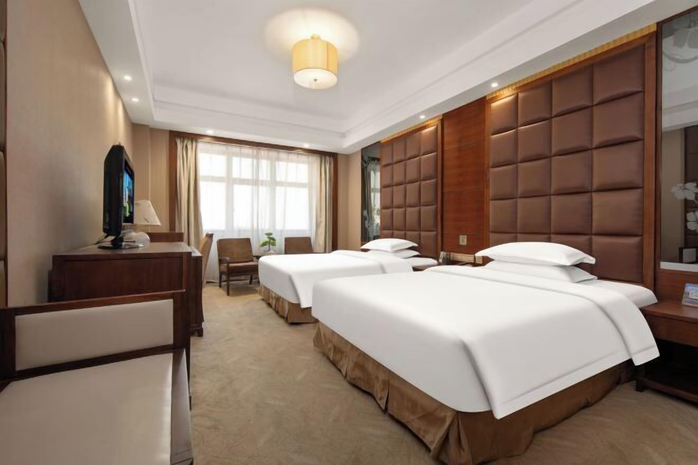 Minibar, escritorio, cortinas blackout y tabla de planchar con plancha 