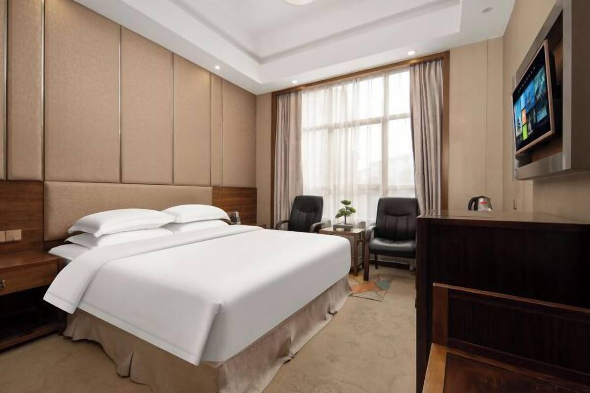 Minibar, bureau, rideaux occultants, fer et planche à repasser