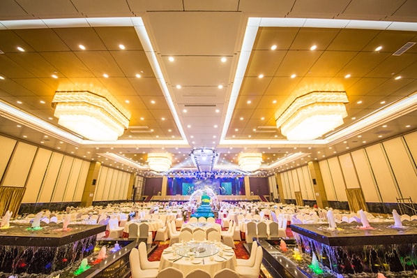 Se sirven desayunos, comidas, cenas y cocina local e internacional 