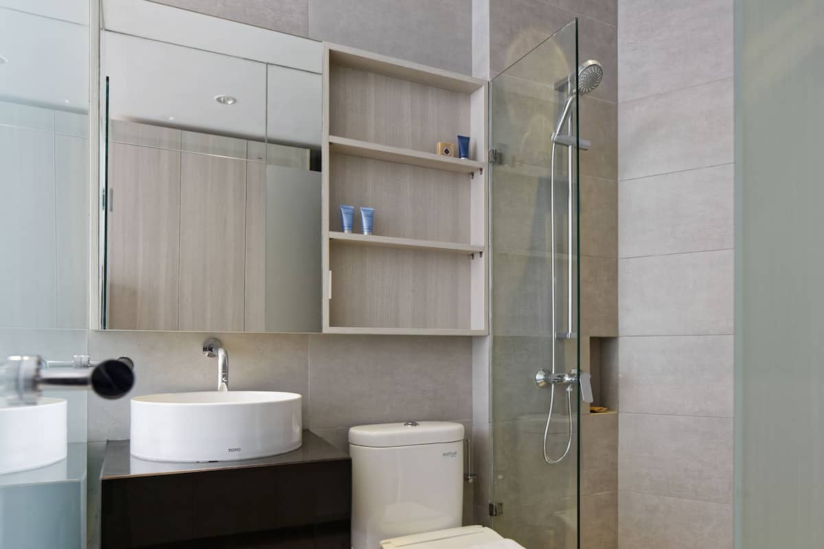 Shower, free toiletries, towels