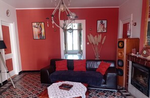 TV, peis, bordtennis og stereoanlegg