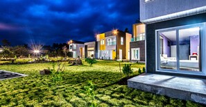 Fassade der Unterkunft – Abend/Nacht