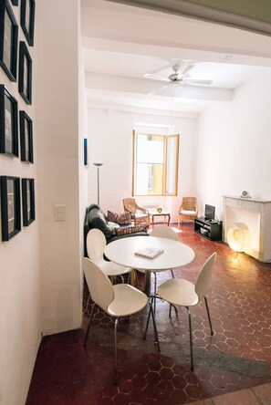 Een smart-tv, een dvd-speler, boeken en een muziekbibliotheek