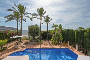 Outdoor pool - Experience Ultimate Luxury and Convenience at our 5-Star Villa with Private Pool (Teulada, Moraira)