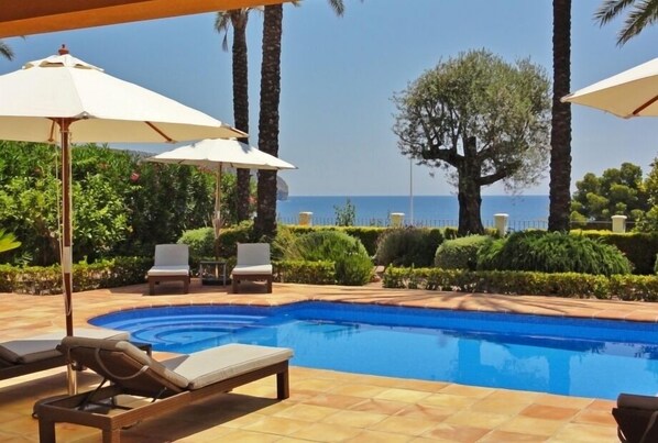 Outdoor pool - Experience Ultimate Luxury and Convenience at our 5-Star Villa with Private Pool (Teulada, Moraira)